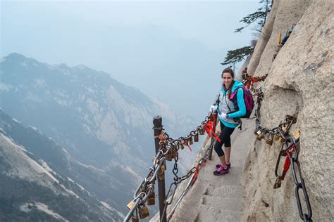 五一去華山穿什麼：多元視角下的登山裝備探討